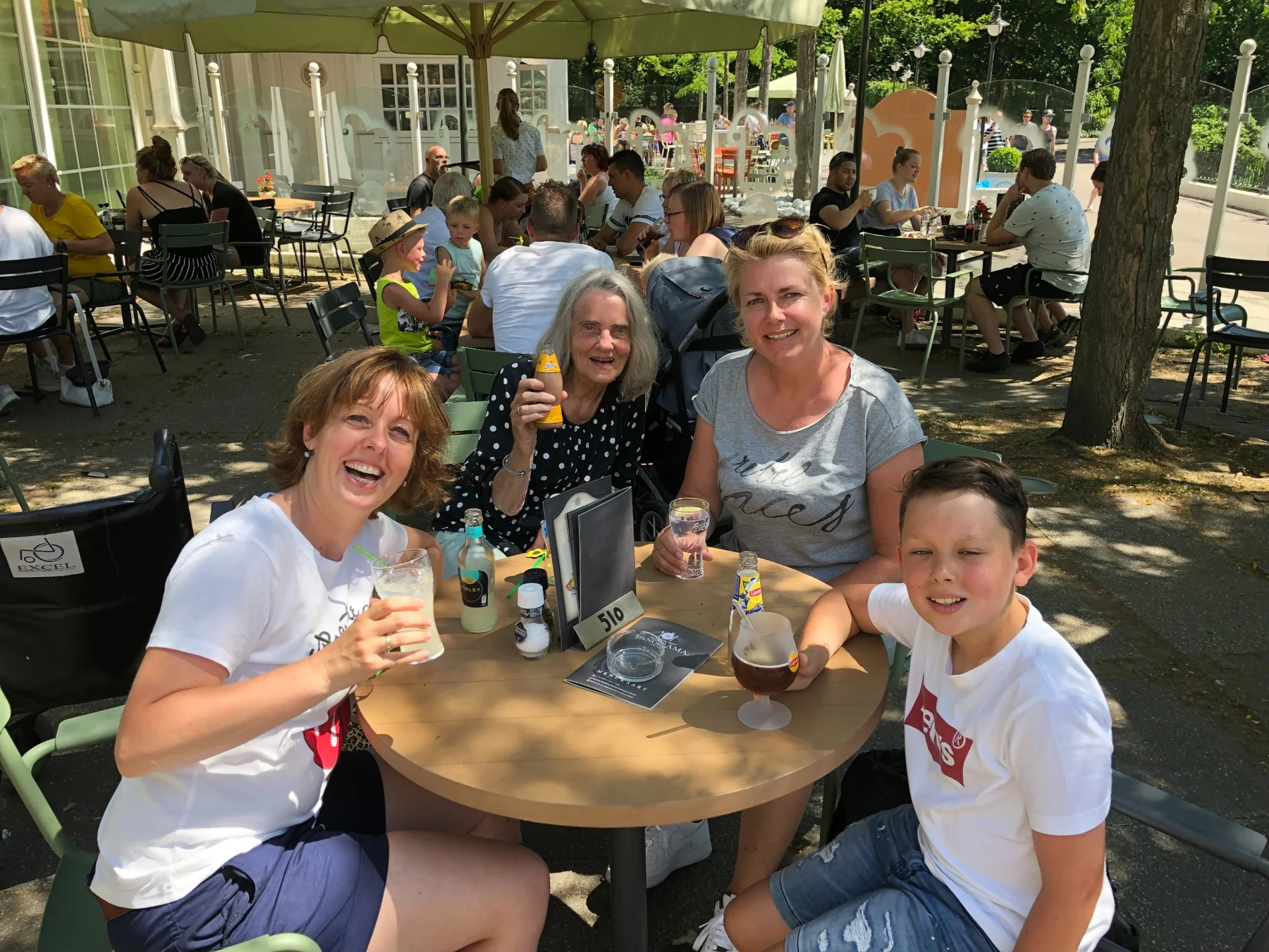 Herma met haar gezin aan een terrastafel in de Efteling