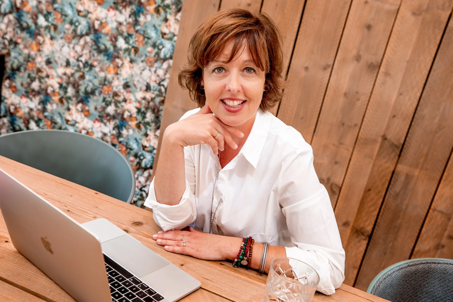 Herma Westenberg aan tafel met haar laptop