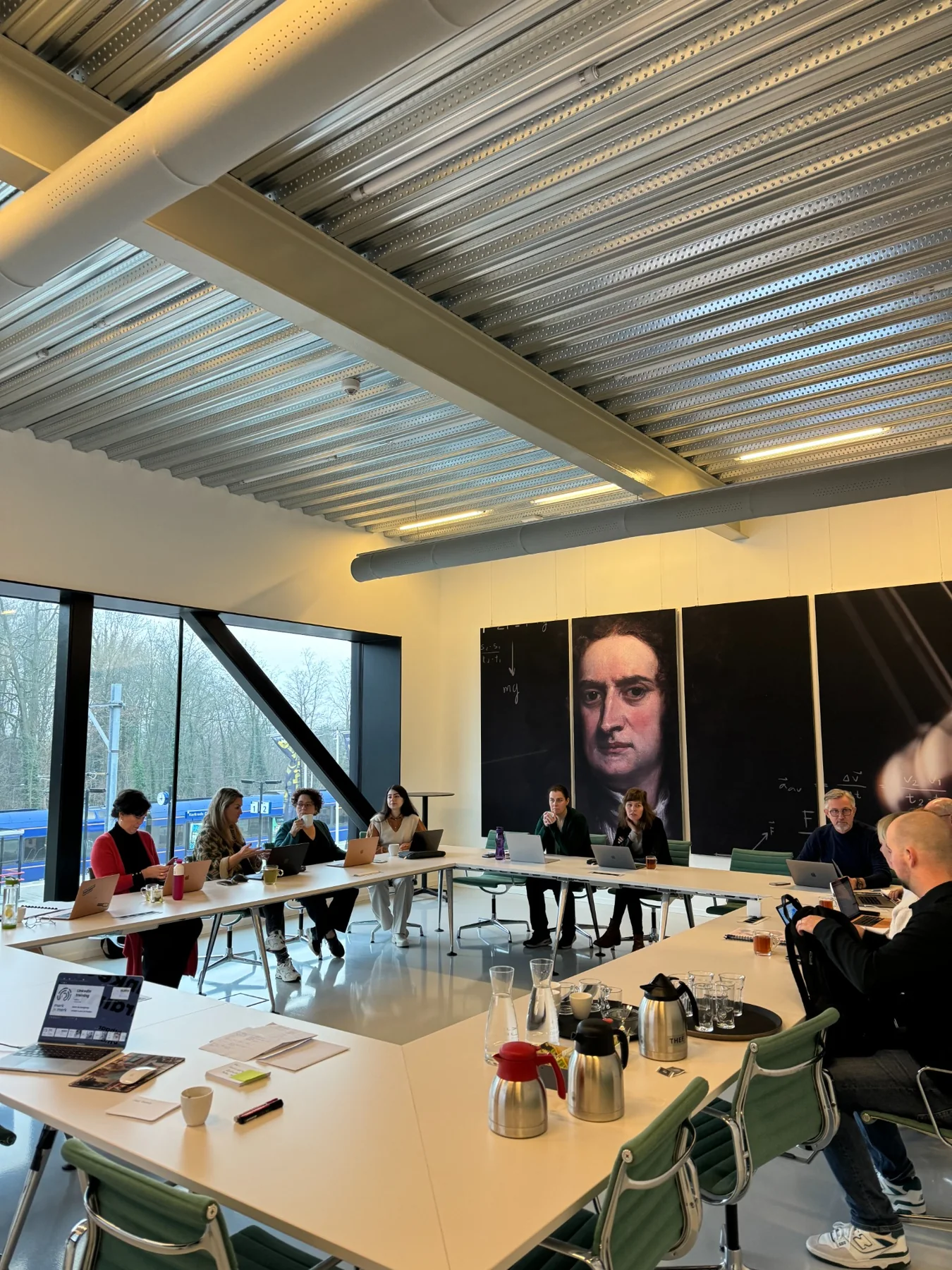 Deelnemers wisselen ervaringen uit tijdens een gezamenlijke trainingssessie