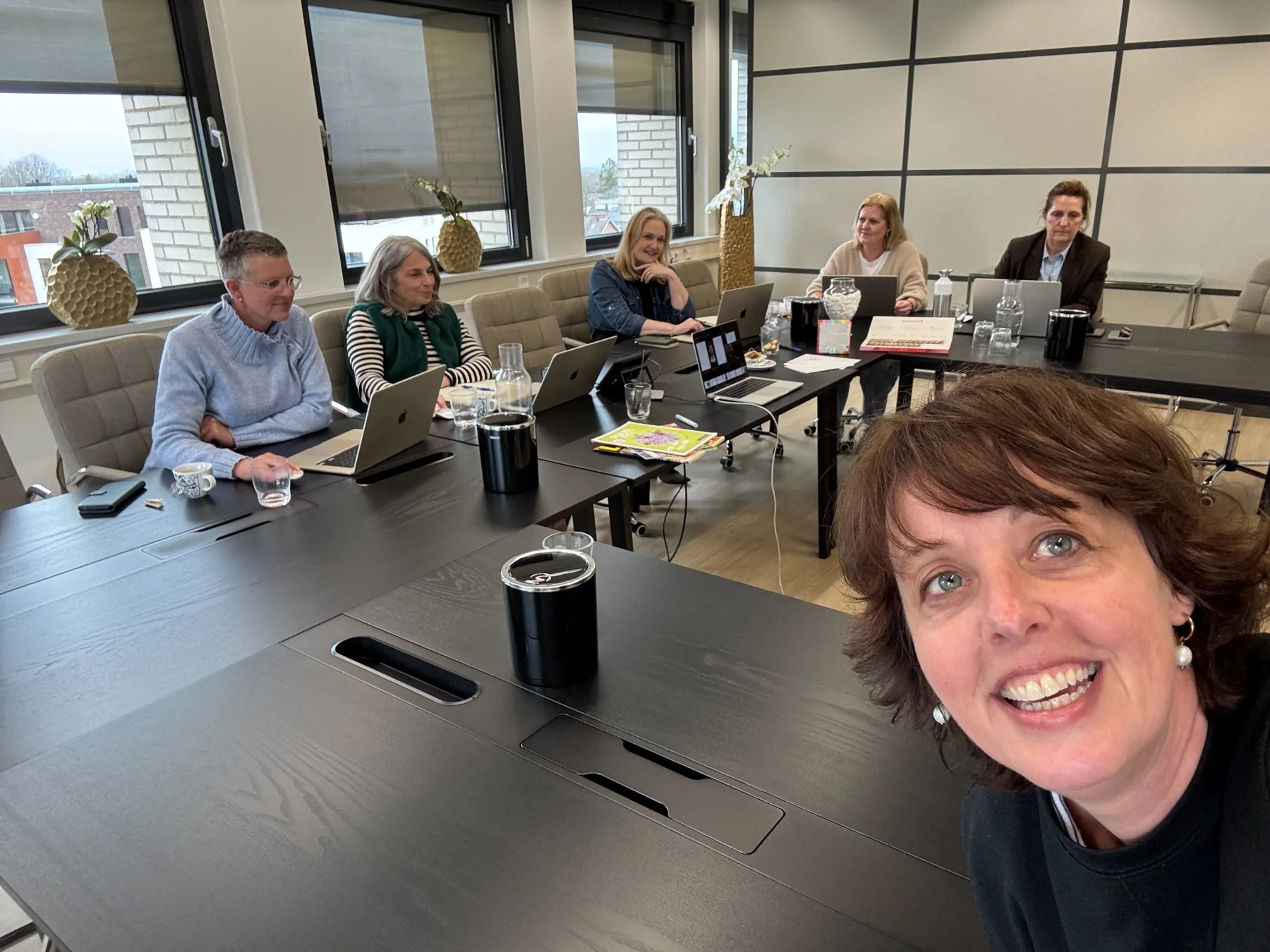 Herma Westenberg met een groep deelnemers tijdens een training op locatie