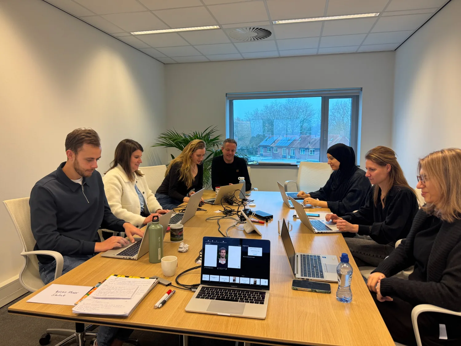 Deelnemers werken samen aan hun LinkedIn-profiel tijdens een training