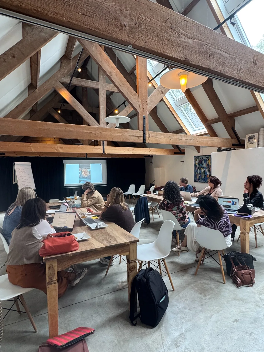 Deelnemers met laptops tijdens een interactieve LinkedIn-masterclass