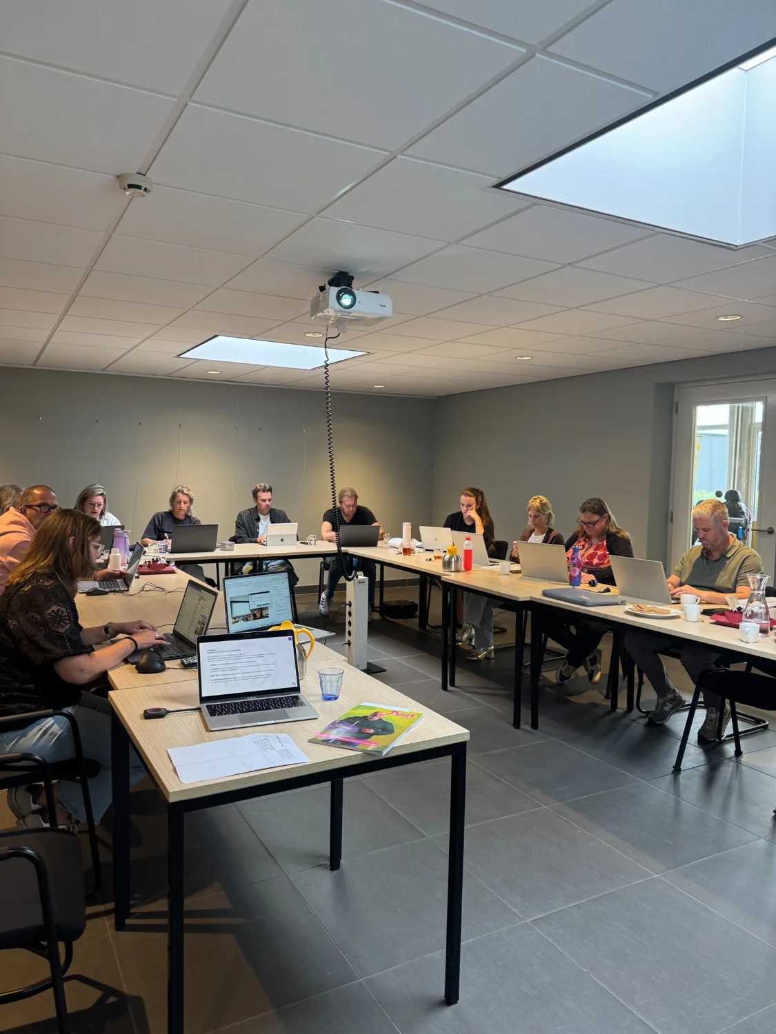 Een groep oefent met LinkedIn aan een U-vormige tafel