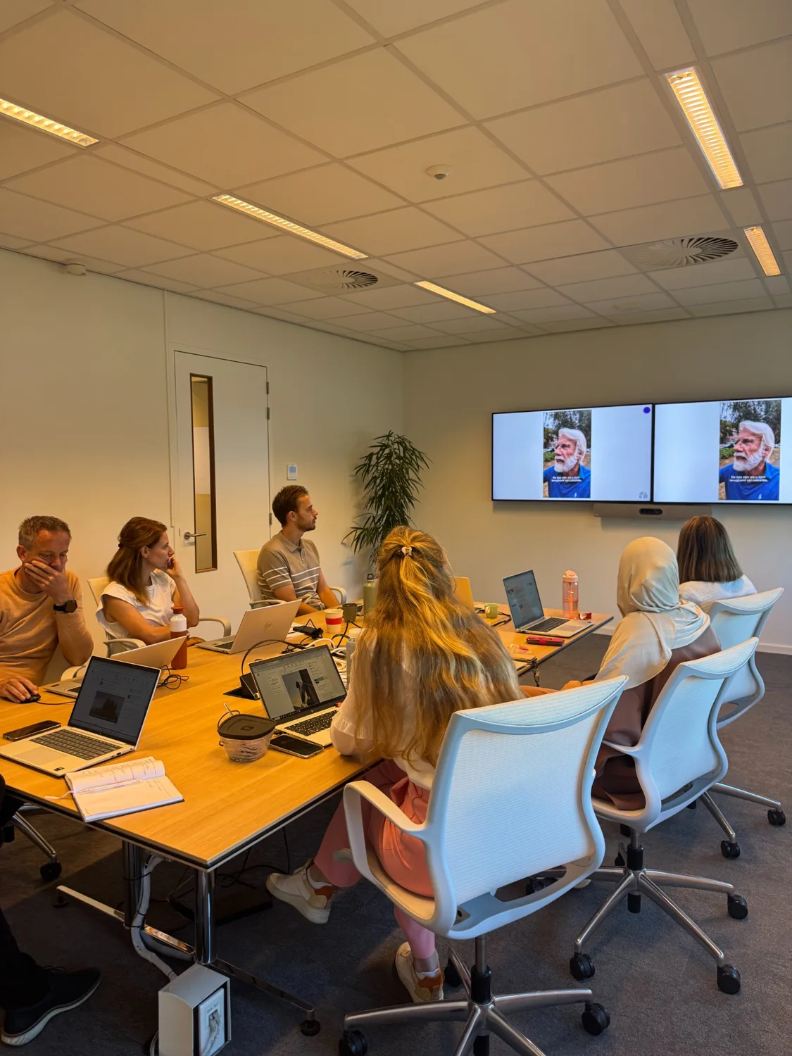 Deelnemers bekijken een praktijkvoorbeeld tijdens een LinkedIn-training